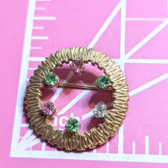 Vintage Signed ANSON Karatclad Rhinestone Goldtone Wreath Brooch - Picture 3 of 4